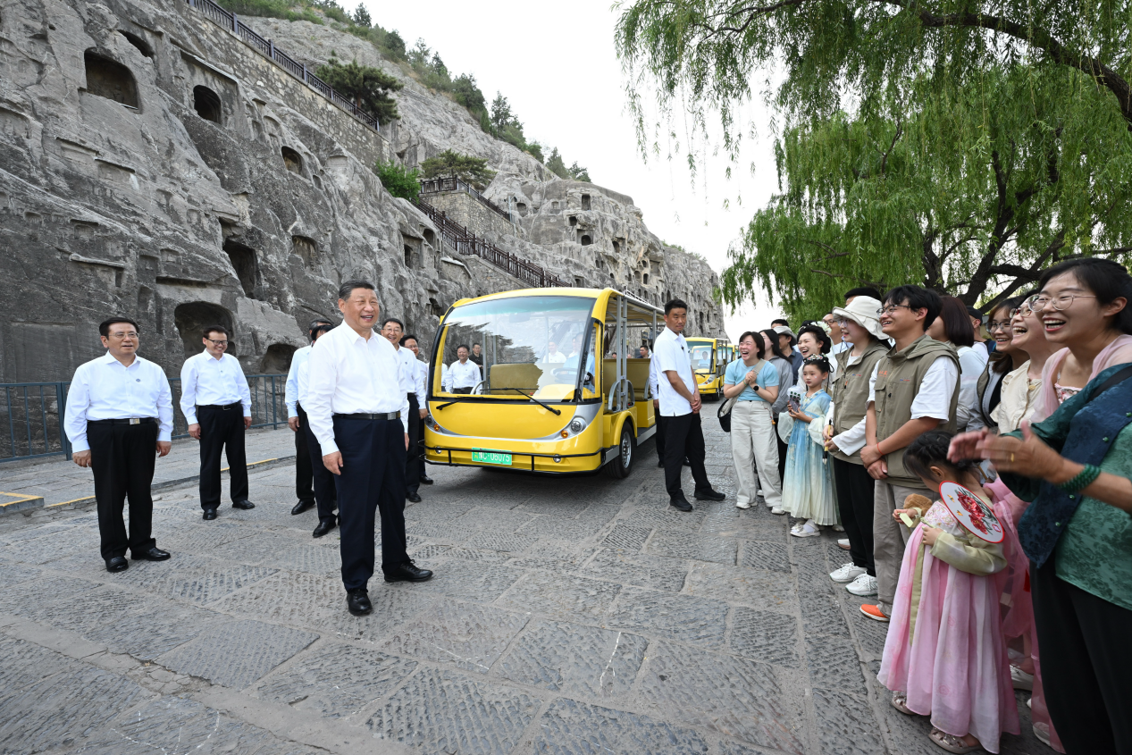 5月19日，習(xí)近平在洛陽龍門石窟考察時，同游客親切交流。