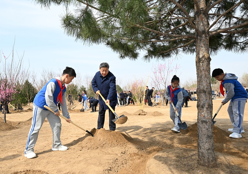 2025年4月3日，習(xí)近平總書記來到北京豐臺(tái)區(qū)永定河畔參加首都義務(wù)植樹活動(dòng)。