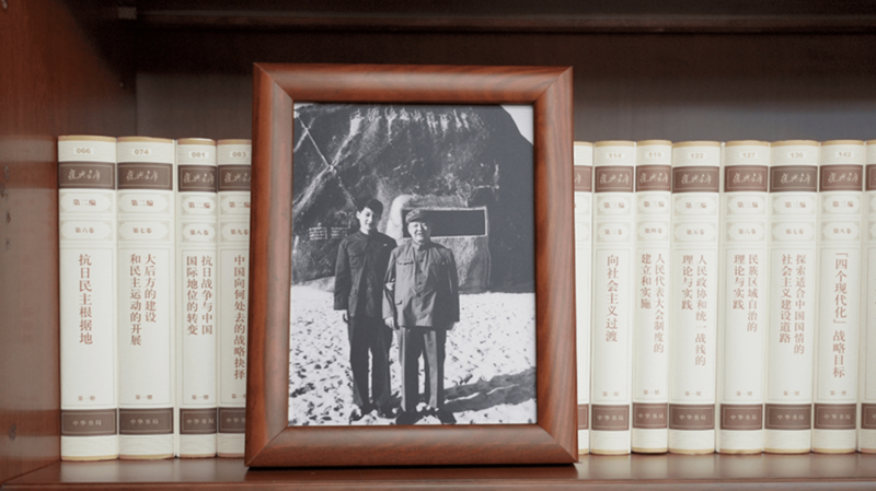2022年12月31日，習(xí)近平辦公室的書架上擺放著他和父親的合影。