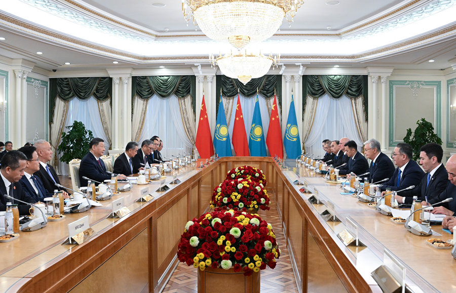 當(dāng)?shù)貢r(shí)間6月16日下午，哈薩克斯坦總統(tǒng)托卡耶夫同中國國家主席習(xí)近平在阿斯塔納總統(tǒng)府舉行會(huì)談。