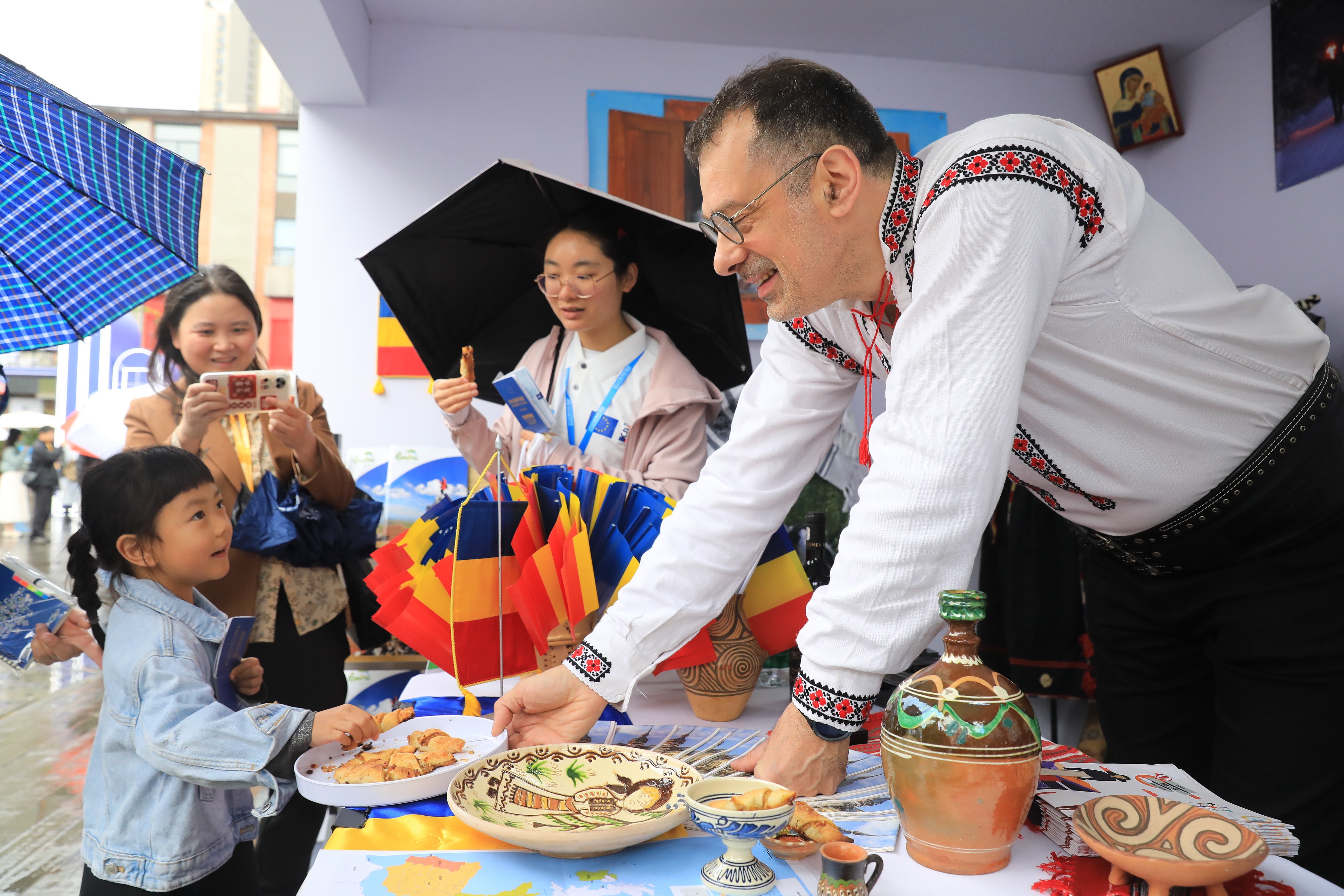 2025年4月12日，四川省成都市“2025成都·歐洲文化季”活動融匯藝術(shù)、音樂、美食與互動體驗(yàn)，為民眾打造了一場“沉浸式”文化嘉年華。