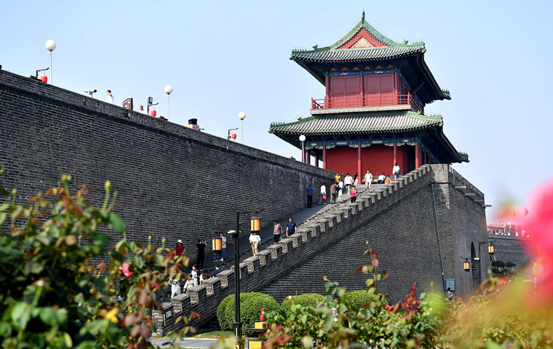 2024年9月16日，游客在河北省石家莊市正定古城游玩。