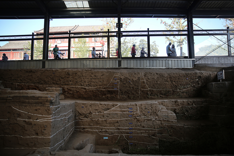 2019年9月7日，人們透過玻璃幕墻看開元寺南廣場遺址考古現(xiàn)場。