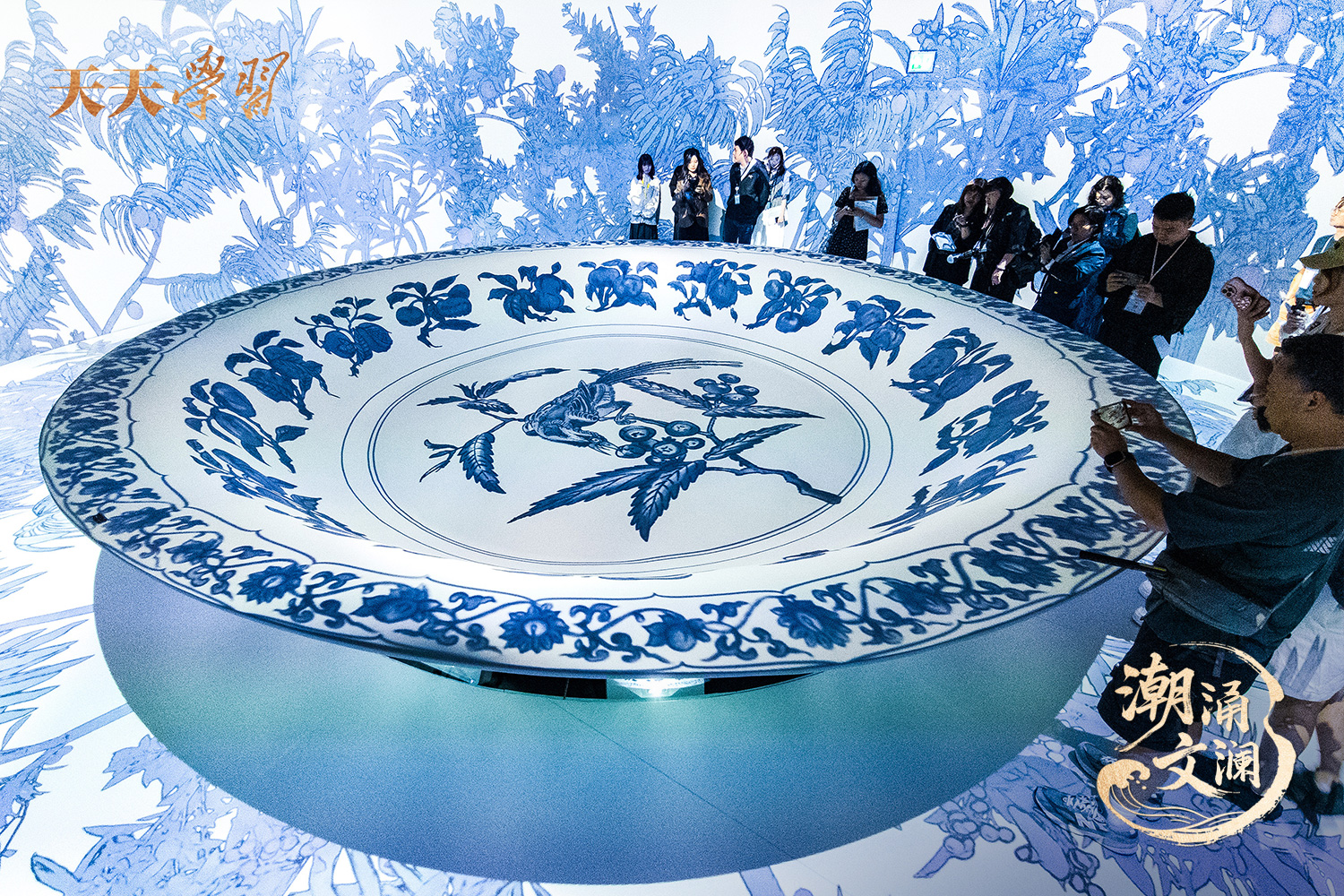 2025年5月13日，“‘紋’以載道——故宮博物院沉浸式數(shù)字體驗(yàn)展”亮相香港故宮文化博物館。