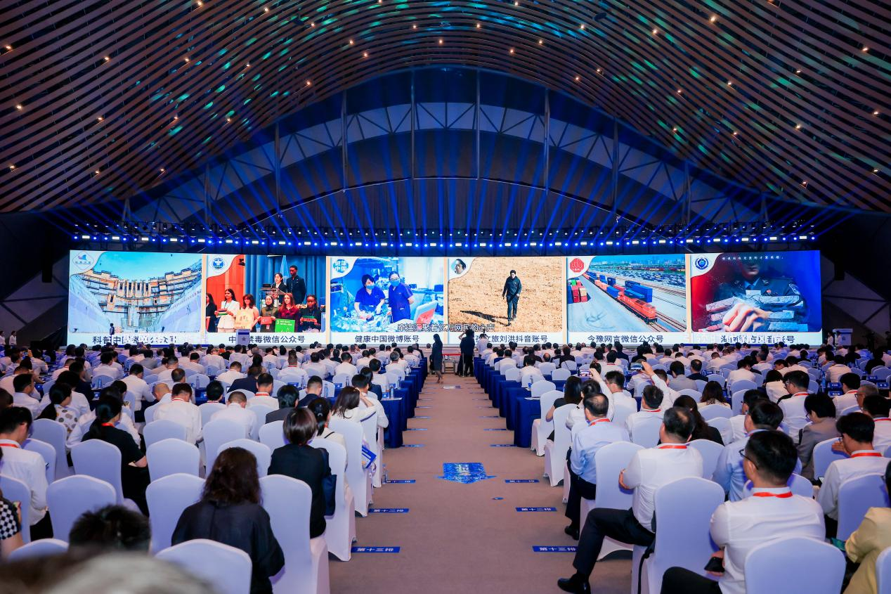 2025年中國(guó)網(wǎng)絡(luò)文明大會(huì)《走好網(wǎng)上群眾路線百個(gè)成績(jī)突出賬號(hào)推選活動(dòng)成果》發(fā)布現(xiàn)場(chǎng)。