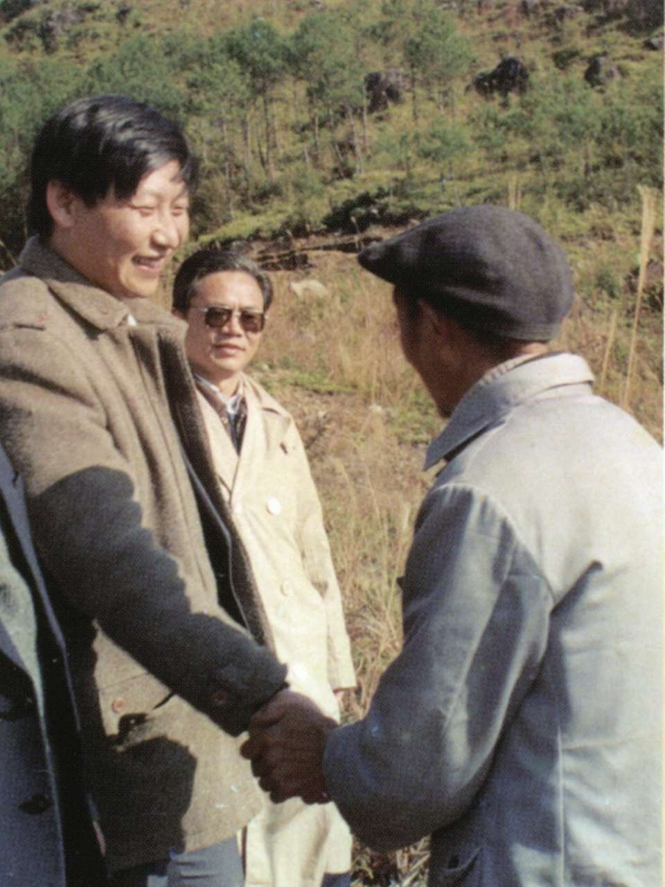 1989年1月，習(xí)近平到周寧縣走訪種林專業(yè)戶。（圖源：《習(xí)近平在寧德》）