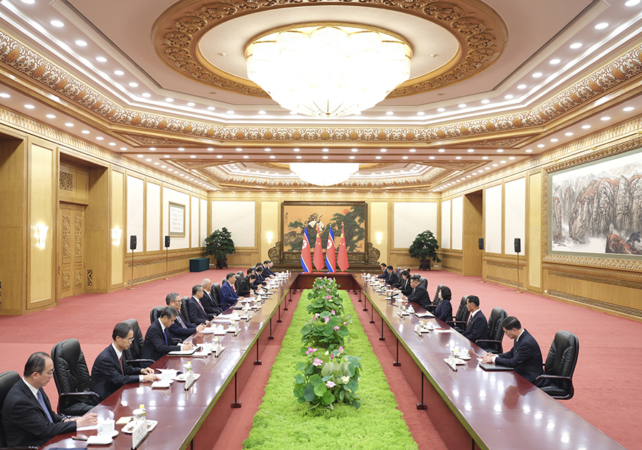 9月4日晚，中共中央總書記、國家主席習(xí)近平在北京人民大會堂同來華出席紀(jì)念中國人民抗日戰(zhàn)爭暨世界反法西斯戰(zhàn)爭勝利80周年活動的朝鮮勞動黨總書記、國務(wù)委員長金正恩舉行會談。