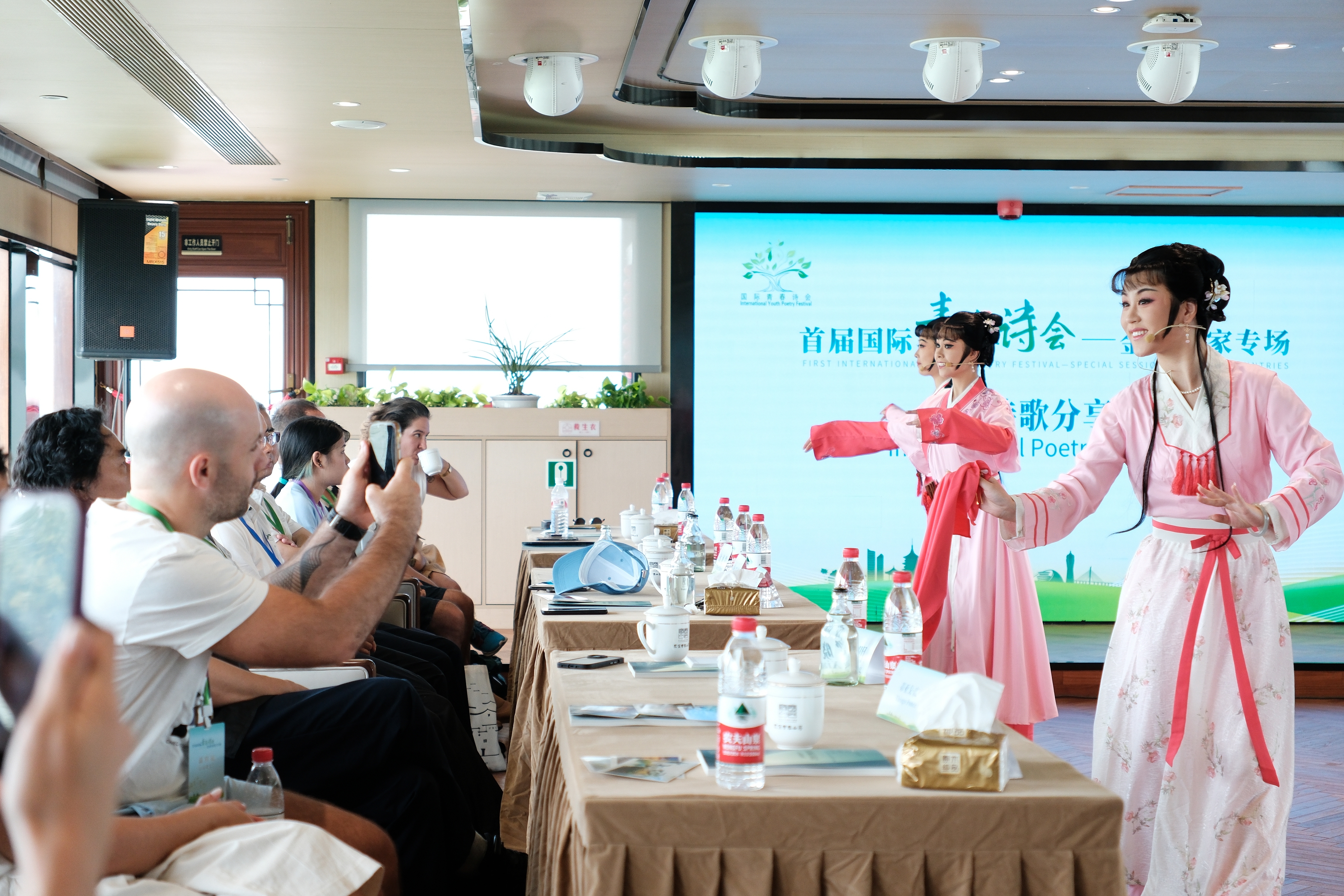 2024年7月21日，浙江杭州，金磚國家外國友人欣賞越劇《富陽新曲》。