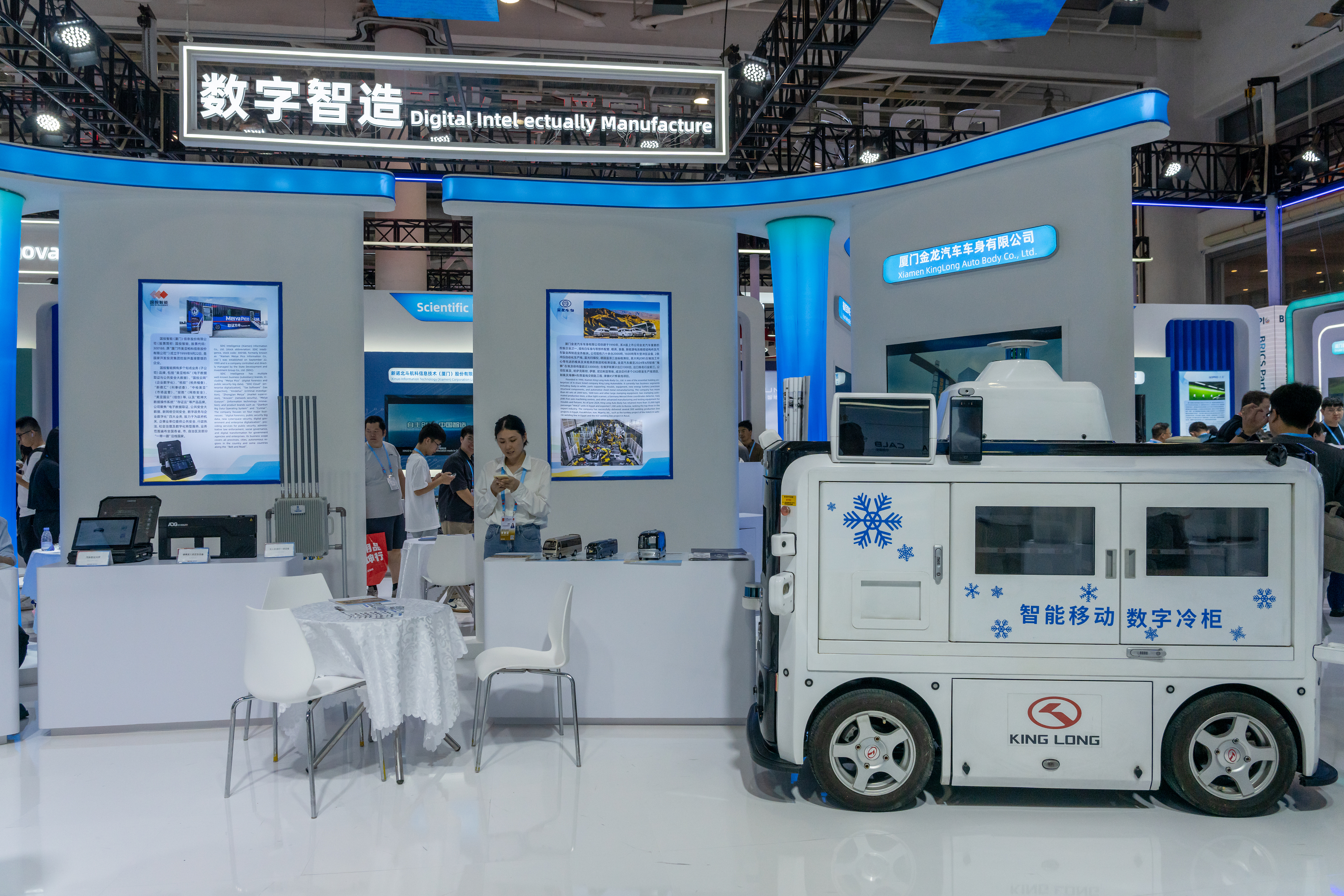 2024年9月9日，福建廈門，觀眾在金磚國家新工業(yè)革命伙伴關(guān)系創(chuàng)新基地展位參觀、洽談。