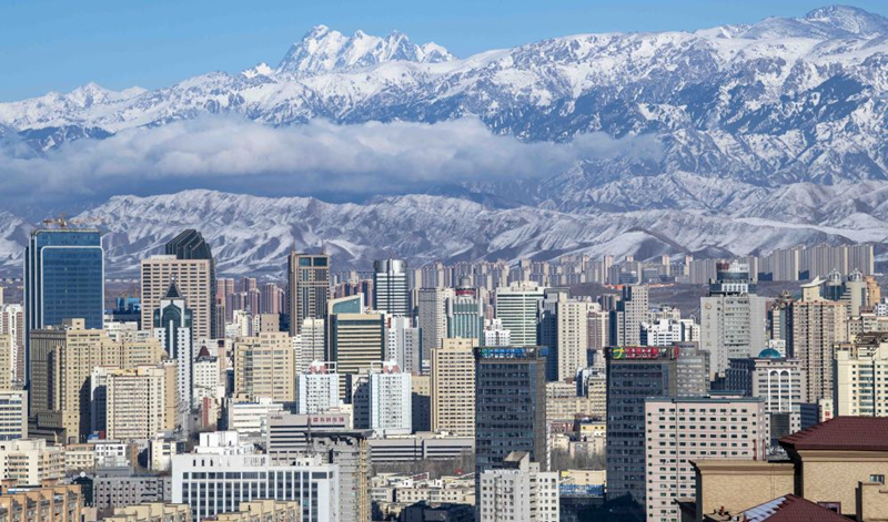 天山腳下的烏魯木齊市城區(qū)一角。