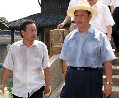 2005年8月3日，習(xí)近平在浙江嘉興桐鄉(xiāng)市烏鎮(zhèn)調(diào)研古鎮(zhèn)保護(hù)工作。資料圖片