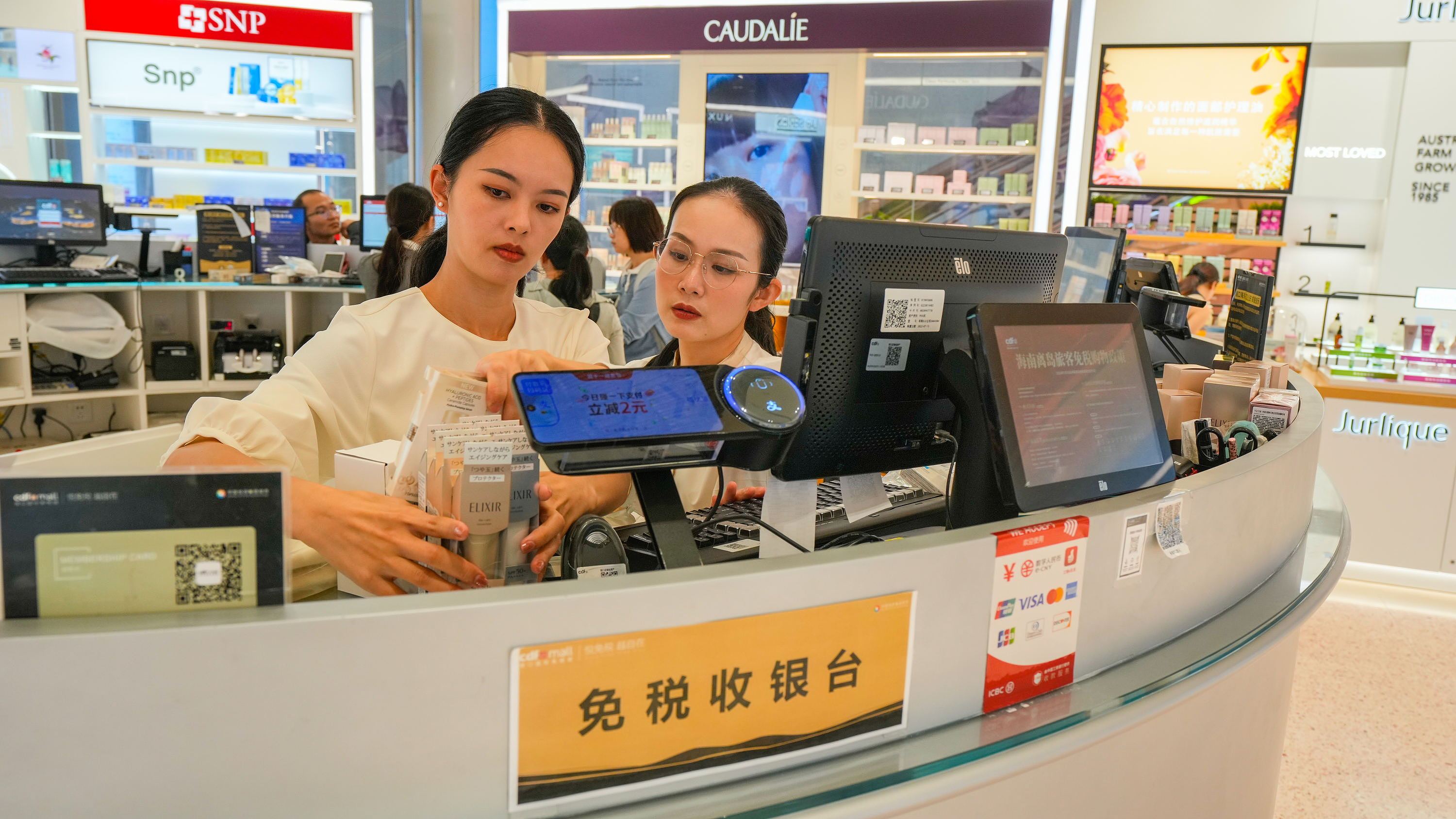 2025年11月1日，?？?，cdf海口國際免稅城內(nèi)人頭攢動，眾多旅客在選購免稅商品。