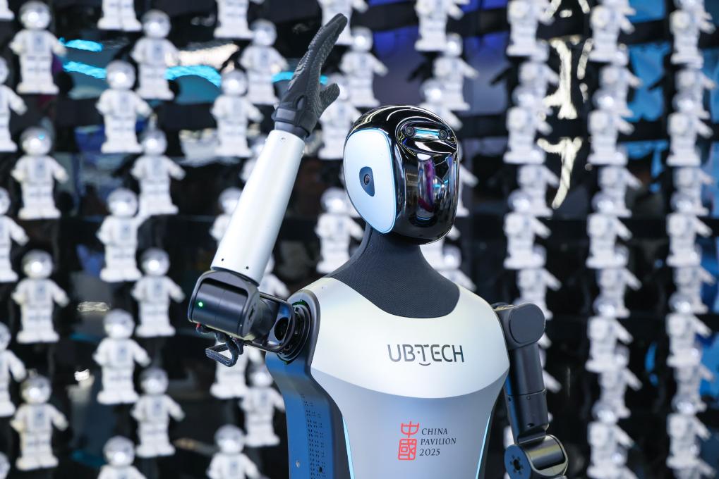 △ 2025年4月23日，在深圳優(yōu)必選科技展廳內(nèi)，商用版人形機(jī)器人Walker C向觀眾揮手致意。