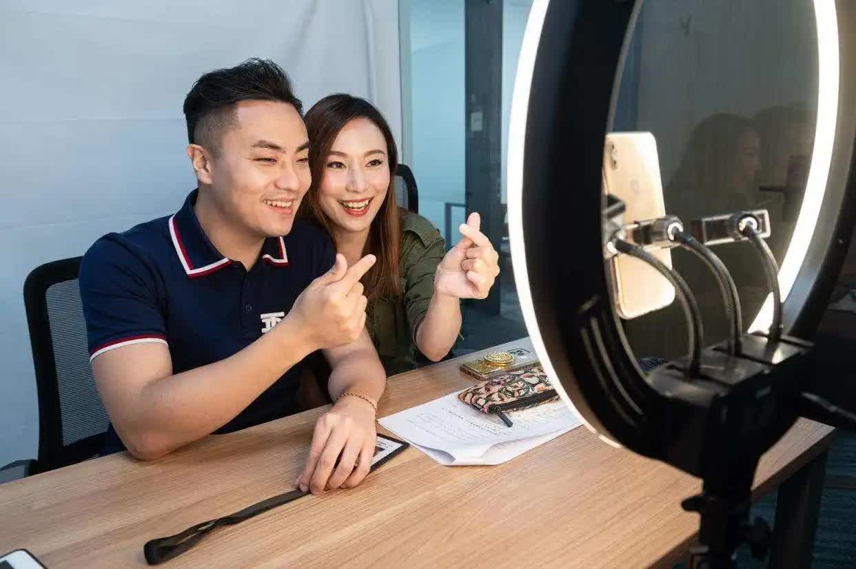 △ 一對(duì)在廣州創(chuàng)業(yè)的“港夫廣妻” 。