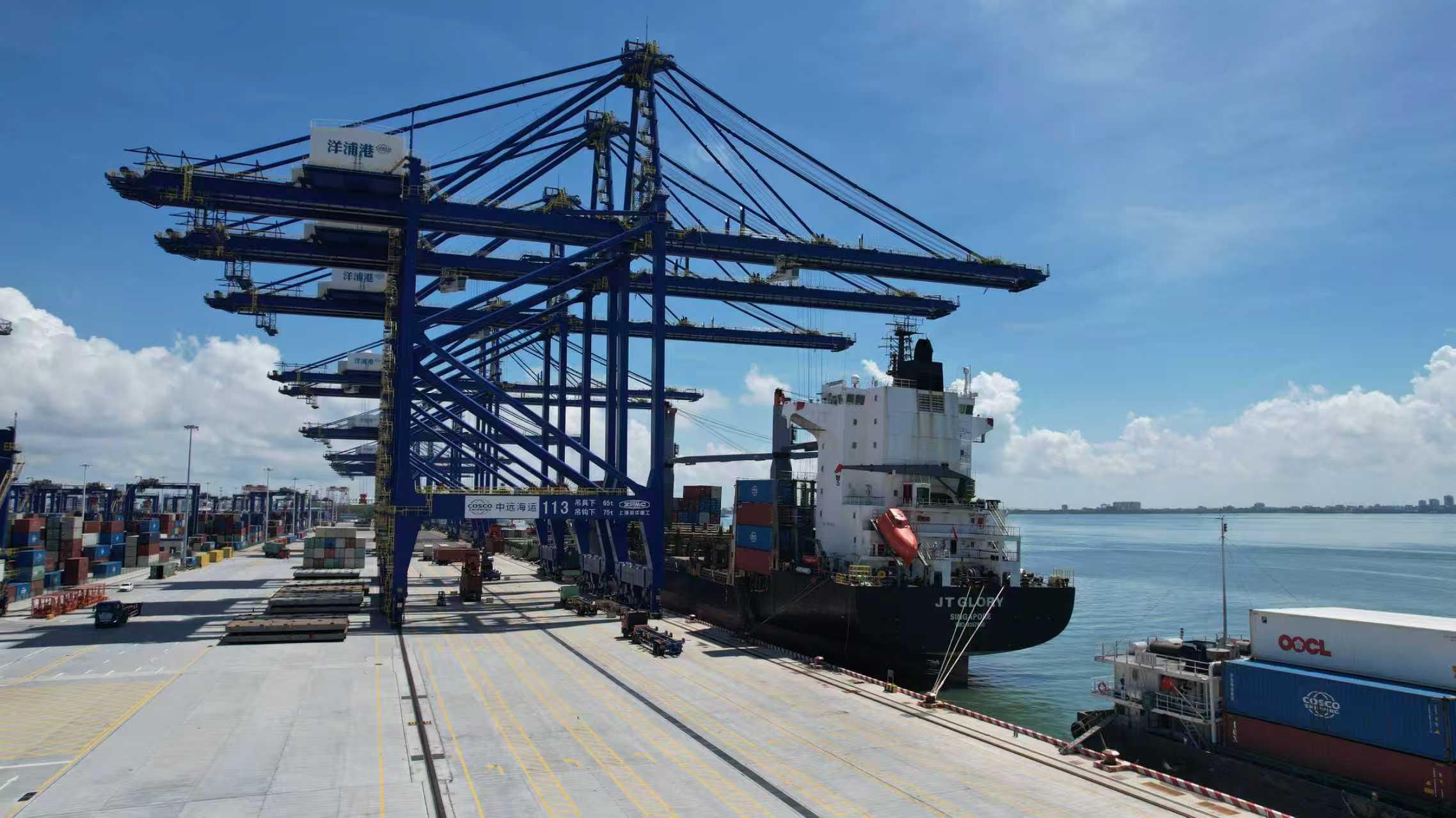 海南洋浦國(guó)際集裝箱碼頭。人民網(wǎng)記者 孟凡盛攝