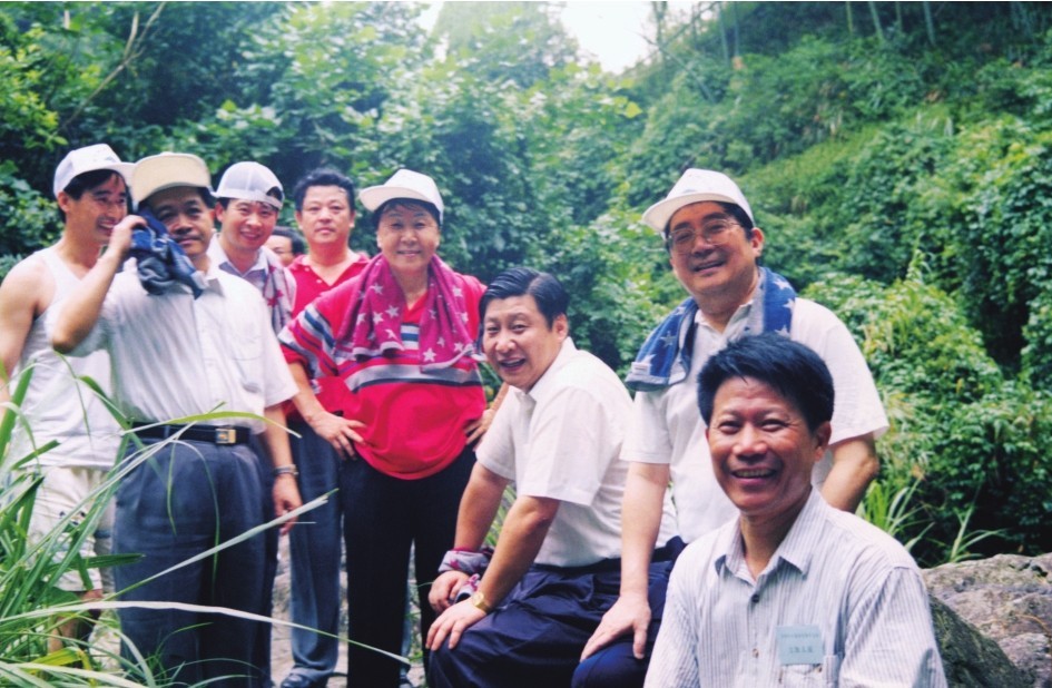 1999年6月，習近平在福州森林公園參加紀念毛主席“發(fā)展體育運動，增強人民體質(zhì)”題詞47周年登山健身活動。（圖片來源：《習近平在福建（下冊）》