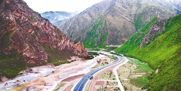 G4218林芝至拉薩高等級公路加色段在大山深處延伸。_jpg.jpg