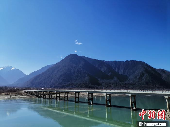 圖為現(xiàn)在已經(jīng)通車的魯霞大橋。　趙延 攝