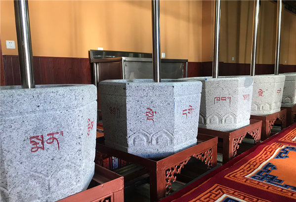 圖為藏醫(yī)院的藏藥加工地。.png