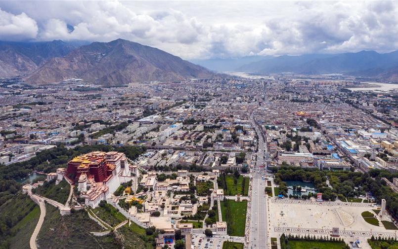 鳥瞰拉薩古城（8月10日無人機拍攝）。新華社記者 李鑫 攝.jpg