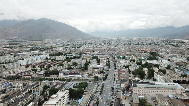 8月10日無人機拍攝的拉薩城市一景。新華社記者 王益亮 攝.jpg