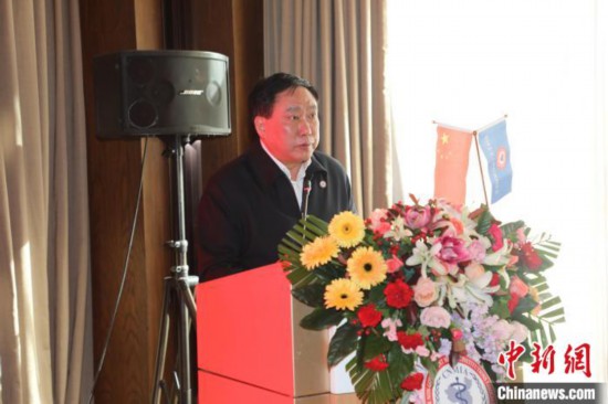 圖為中國(guó)非公立醫(yī)療機(jī)構(gòu)協(xié)會(huì)常務(wù)副會(huì)長(zhǎng)兼秘書長(zhǎng)郝德明致辭?！№n相澤 攝