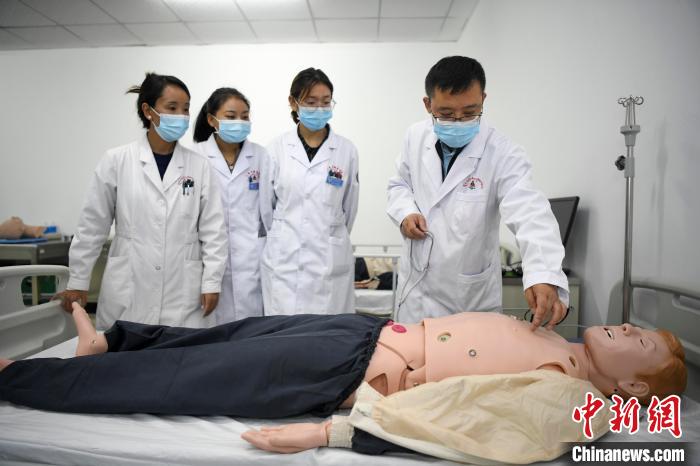 湖南中醫(yī)藥大學(xué)第一附屬醫(yī)院腦病科援藏醫(yī)生高曉峰(右一)為學(xué)生們進(jìn)行體格檢查教學(xué)?！钊A峰 攝