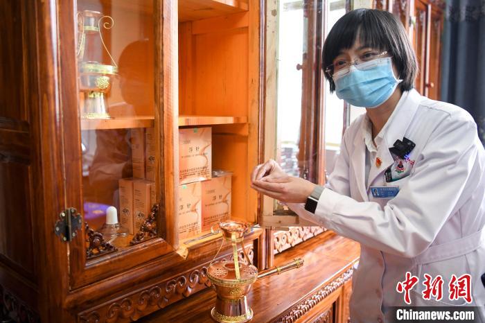 湖南中醫(yī)藥大學(xué)第一附屬醫(yī)院外治科援藏醫(yī)生譚濤介紹中醫(yī)和藏醫(yī)向結(jié)合的霍爾麥療法。　楊華峰 攝