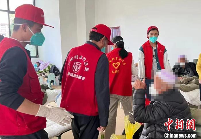 圖為得到妥善安置周到的服務(wù)，患者向志愿者豎起大拇指?！∪湛t市委宣傳部供圖