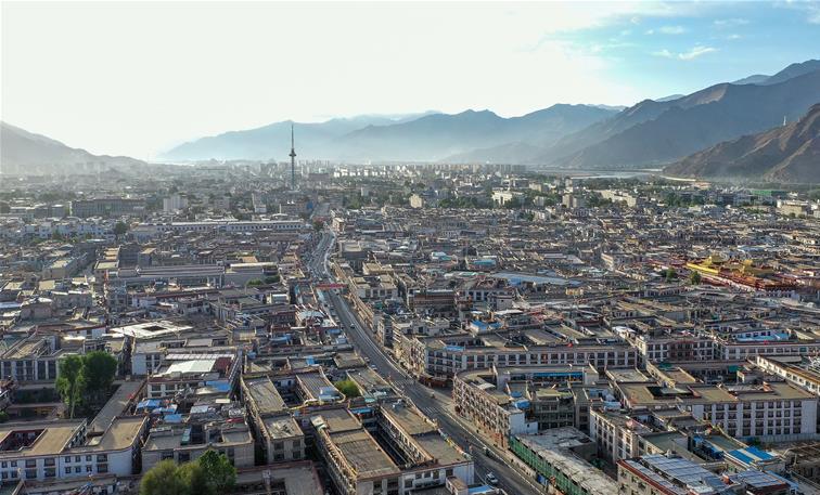 鳥瞰拉薩古城??5??16日無(wú)人機(jī)拍攝)???新華社記??? 張汝?? ??.jpg