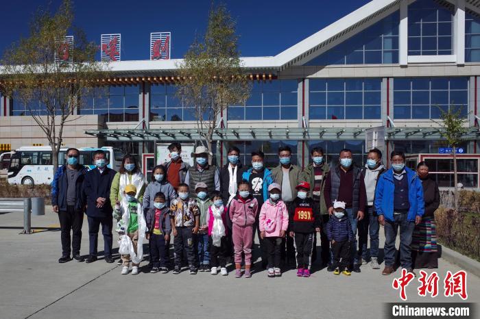 10位接受先心病治療的孩子及家長、工作人員等在日喀則和平機(jī)場合影。　江飛波 攝