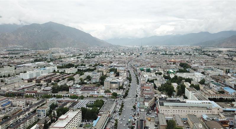 8月10日無人機拍攝的拉薩城市一景。新華社記者 王益亮 攝.jpg