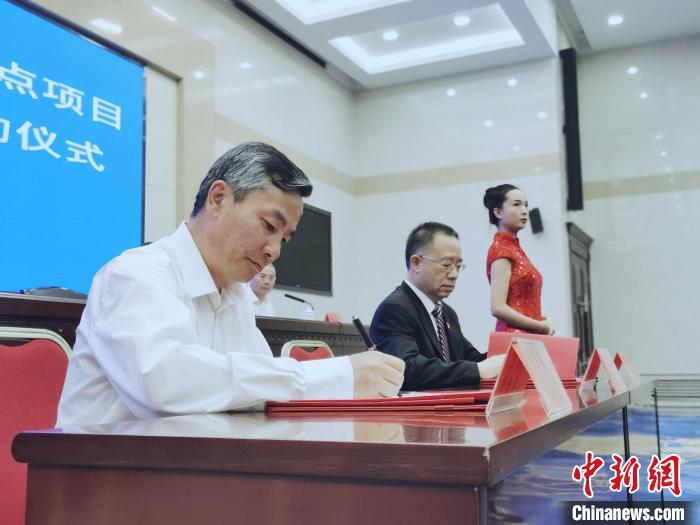 圖為青海省副省長匡湧(左)簽訂合作共建區(qū)域醫(yī)療中心框架協(xié)議?！?zhí)砀?攝