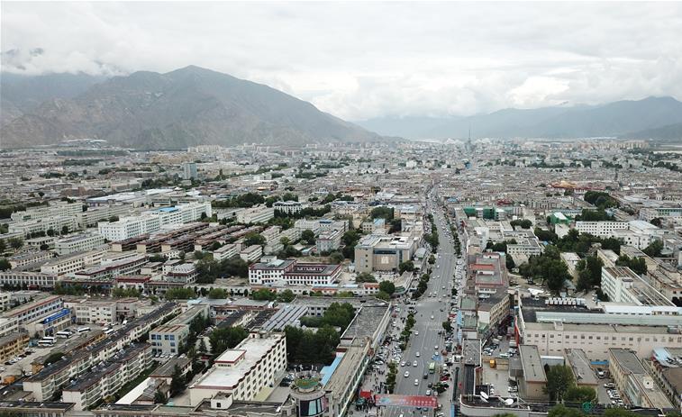 8??10日無(wú)人機(jī)拍攝的拉薩城市一景???新華社記??? 王益?? ??.jpg