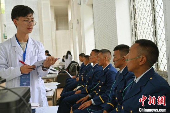 圖為研究團(tuán)隊(duì)成員登記消防員信息。　趙朗 攝