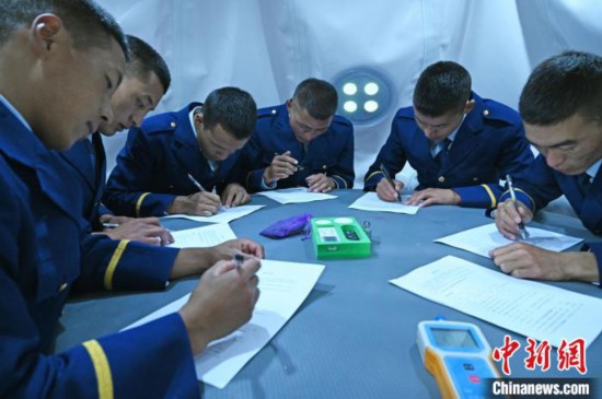 圖為消防員在高壓氧艙內填寫問卷。　趙朗 攝