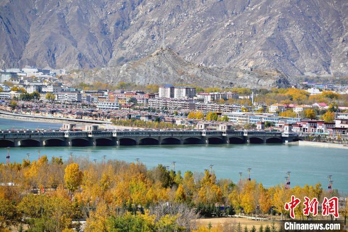 10月25日，被秋色點(diǎn)綴的拉薩河?！〗w波 攝
