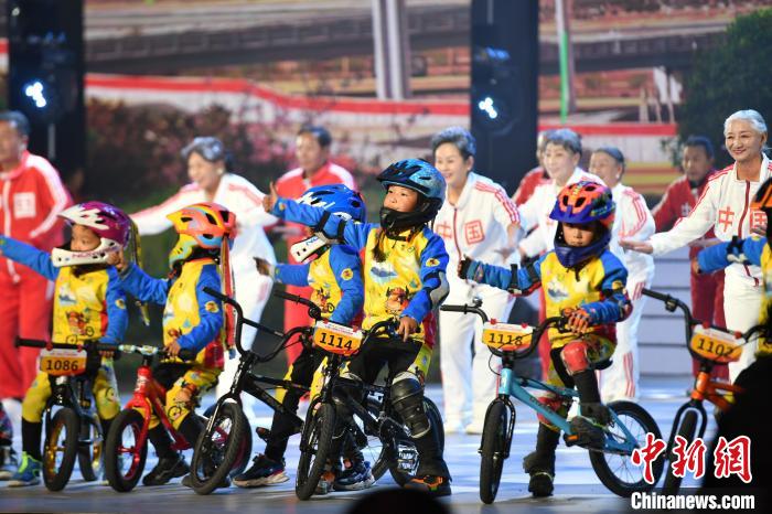 圖為拉薩市春節(jié)藏歷新年聯(lián)歡晚會錄制現(xiàn)場?！∝暩聛硭?攝