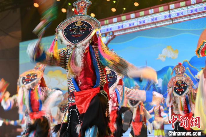 圖為演員在聯(lián)歡晚會上表演?！∝暩聛硭?攝