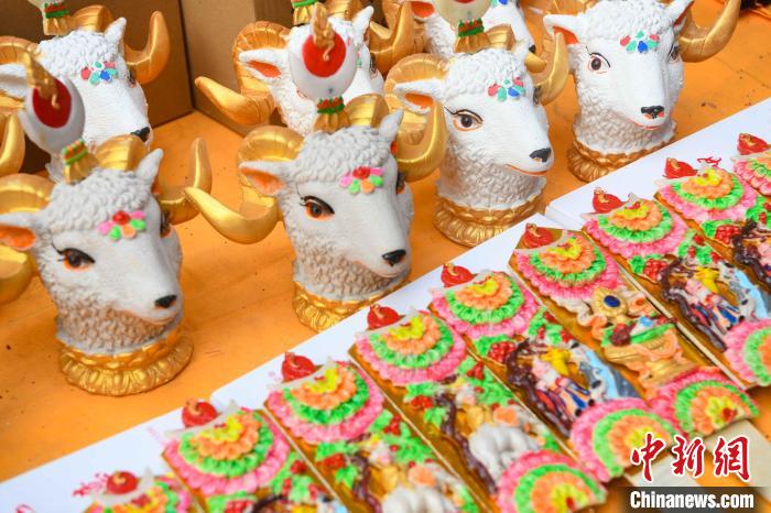 圖為拉薩市場(chǎng)上待售的吉祥羊頭?！∝暩聛?lái)松 攝