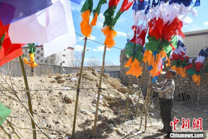 圖為拉薩街頭出售的五彩經(jīng)幡?！∝暩聛?lái)松 攝