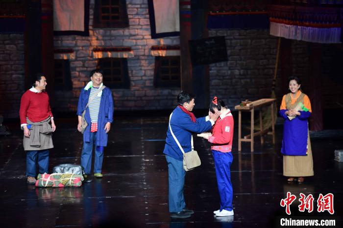 圖為西藏本土話劇《八廓街北院》演出現(xiàn)場(chǎng)?！∝暩聛?lái)松 攝