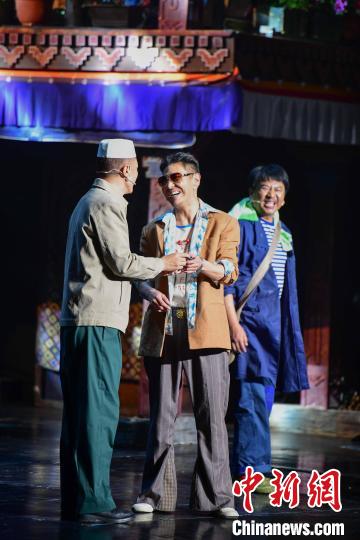 圖為西藏本土話劇《八廓街北院》演出現(xiàn)場(chǎng)?！∝暩聛?lái)松 攝