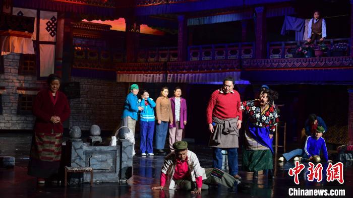 圖為西藏本土話劇《八廓街北院》演出現(xiàn)場(chǎng)?！∝暩聛?lái)松 攝