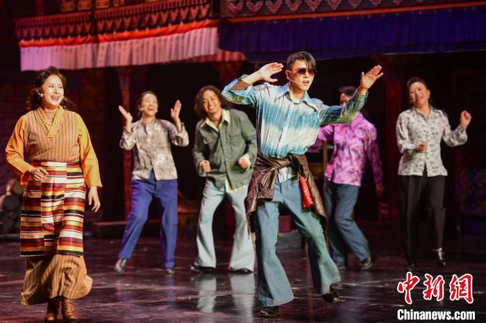 圖為西藏本土話劇《八廓街北院》演出現(xiàn)場(chǎng)?！?攝