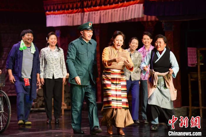 圖為西藏本土話劇《八廓街北院》演出現(xiàn)場(chǎng)?！∝暩聛?lái)松 攝