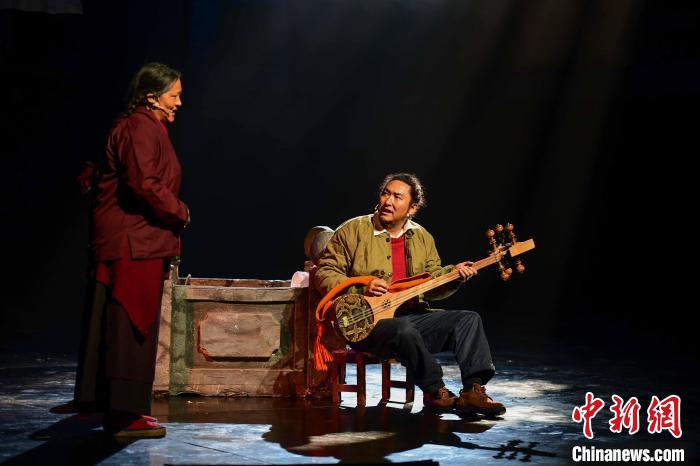 圖為西藏本土話劇《八廓街北院》演出現(xiàn)場(chǎng)?！∝暩聛?lái)松 攝