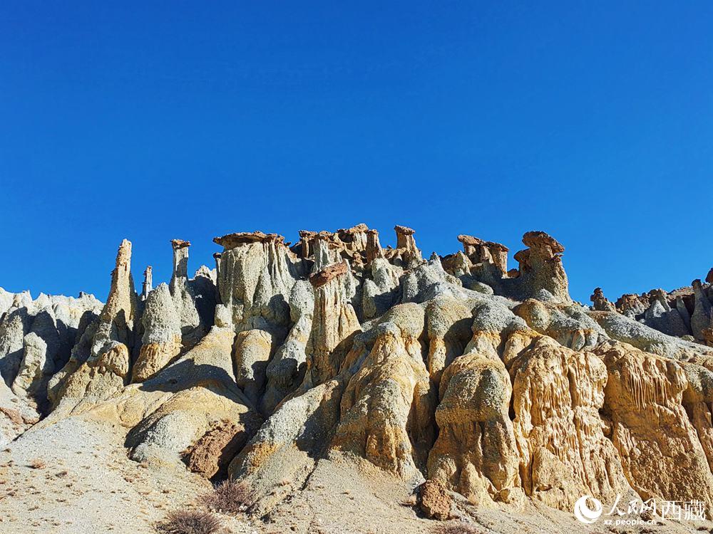 形態(tài)各異的土林。人民網(wǎng) 李海霞攝