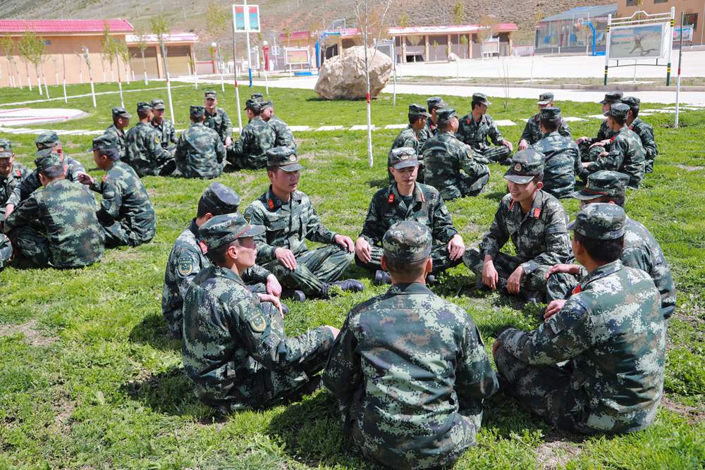 官兵正在開展“讀書分享”交流活動。