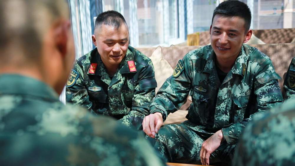 官兵正在陽光棚內(nèi)優(yōu)雅的環(huán)境中下象棋。